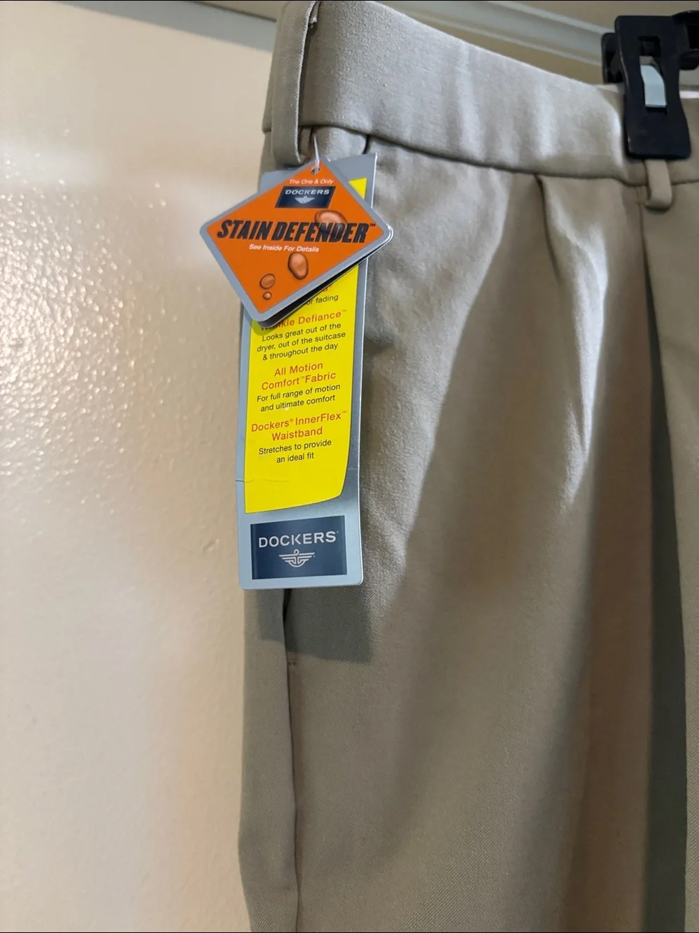 Dockers Men's Pleated Chinos in Light Khaki NWT 38x30